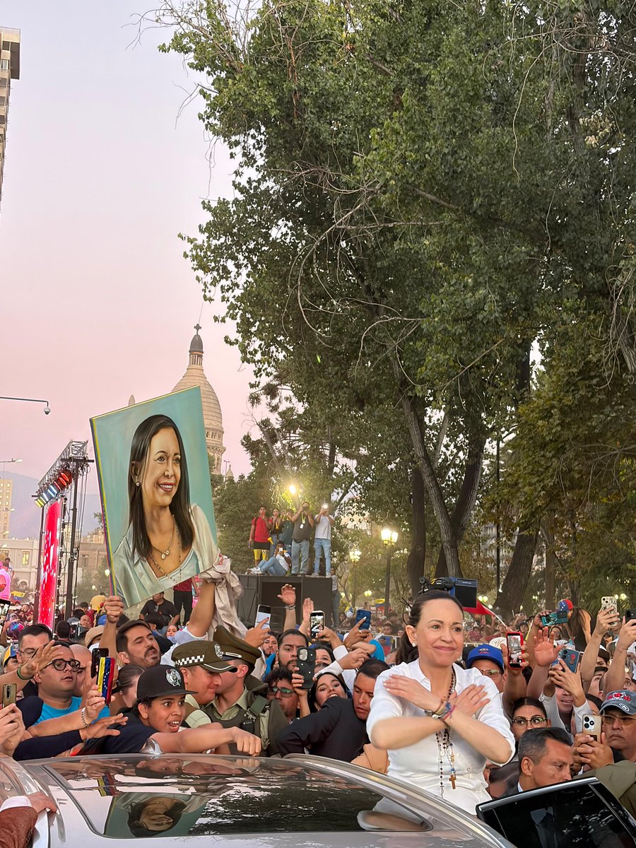 MundoConVzla's tweet photo. Santiago de Chile hoy, se sintió como si fuese Santiago de León. 

🇻🇪🇨🇱 ¡Gracias, mis venezolanos! 

Cuadro: @pintorjara https://t.co/Sw0hyk2vKv