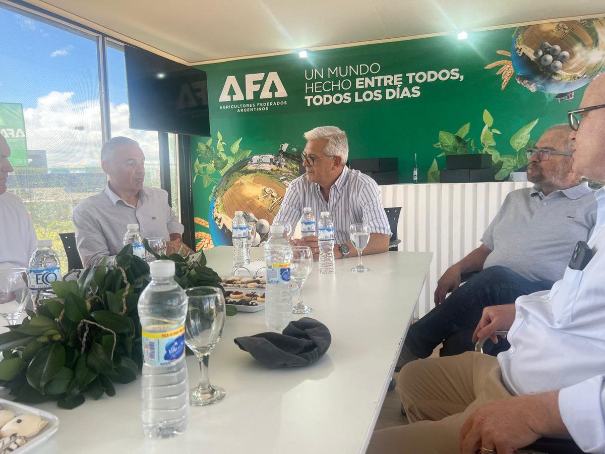 DominguezJul's tweet photo. ARGENTINA NO PUEDE DEJAR A LA DERIVA A QUIENES INDUSTRIALIZAN Y GENERAN EMPLEO

Recorrimos #ExpoAgro2026 donde dialogamos con productores y empresarios del sector agroindustrial. Hablamos de la dificultad que tienen hoy para generar valor agregado en origen producto de las políticas nacionales que fomentan la importación del trabajo extranjero.

En este mundo convulcionado hay grandes oportunidades para el agro argentino, pero reconociendo que sólo con industria + campo hay proyecto de país posible.

Hago una especial mención a la maquinaria agrícola nacional que atraviesa un momento muy complejo y que requiere un impulso inteligente de parte del Estado. 

Estuve también recorriendo el stand de @AFASCL
donde dialogamos con su presidente,  Darío Marinozzi, y el equipo de conducción de la entidad. Hay que resaltar el rol decisivo de AFA en tiedmpos de sequía. Muchos productores siguen adelante por la mano solidaria de las cooperativas.

Las cooperativas son decisivas para el desarrollo de las ciudades del interior argentino. En esa virtuosa generación de valor agregado en origen y de incorporación de más conocimiento en la cadena de valor en donde encontramos soluciones ante la pérdida de empleo de calidad que atraviesa el país.

Además le dejo un cordial saludo y agradecimiento a la familia Castelani, industriales nacionales, que apuestan a la producción y el trabajo argentino.