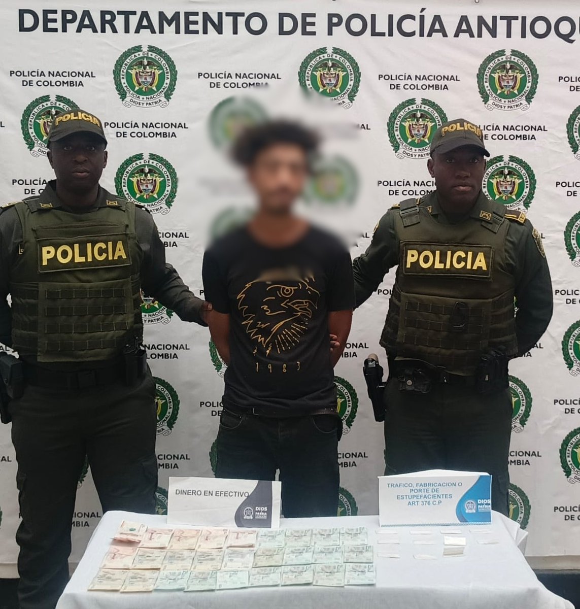 Policiantioquia's tweet image. #SantaBárbara | En el marco de la estrategia #JuntosPorAntioquia, capturamos a un hombre por el delito de tráfico, fabricación o porte de estupefacientes durante planes de registro y control.

Durante el procedimiento incautamos 11 dosis de bazuco y dinero en efectivo. El