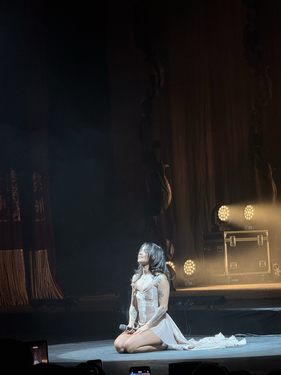 lil_____charles's tweet photo. #QueenIsBack
Fue un show hermoso 👑❤️🩹 te extrañaba Queen 💫 https://t.co/WaWxr7NFzy