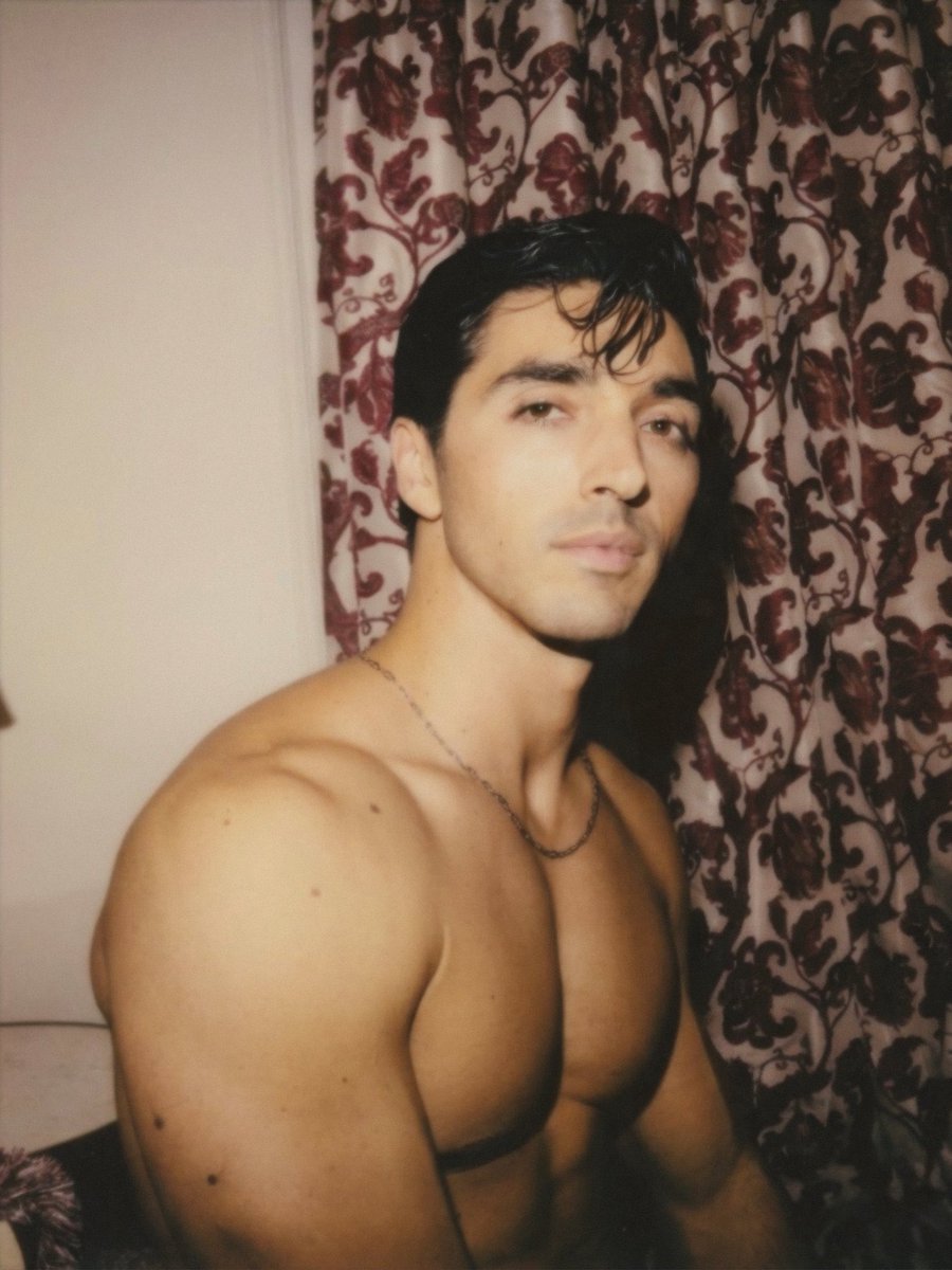 rhys ✮ tweet media