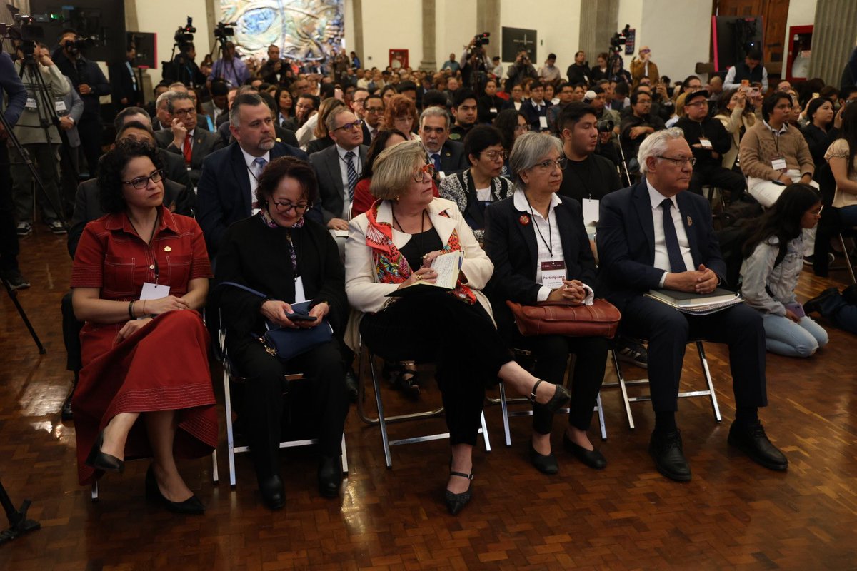UADEOoficial's tweet photo. El Rector de la UAdeO, Dr. Pedro Flores Leal, participó en la firma de un convenio con la @SEP_mx, la @ANUIES y el @INEA para impulsar la alfabetización en México. 📚🇲🇽

Estudiantes Linces se sumarán a esta iniciativa, a través de su Servicio Social. 📖 https://t.co/o3YB7zPRfI