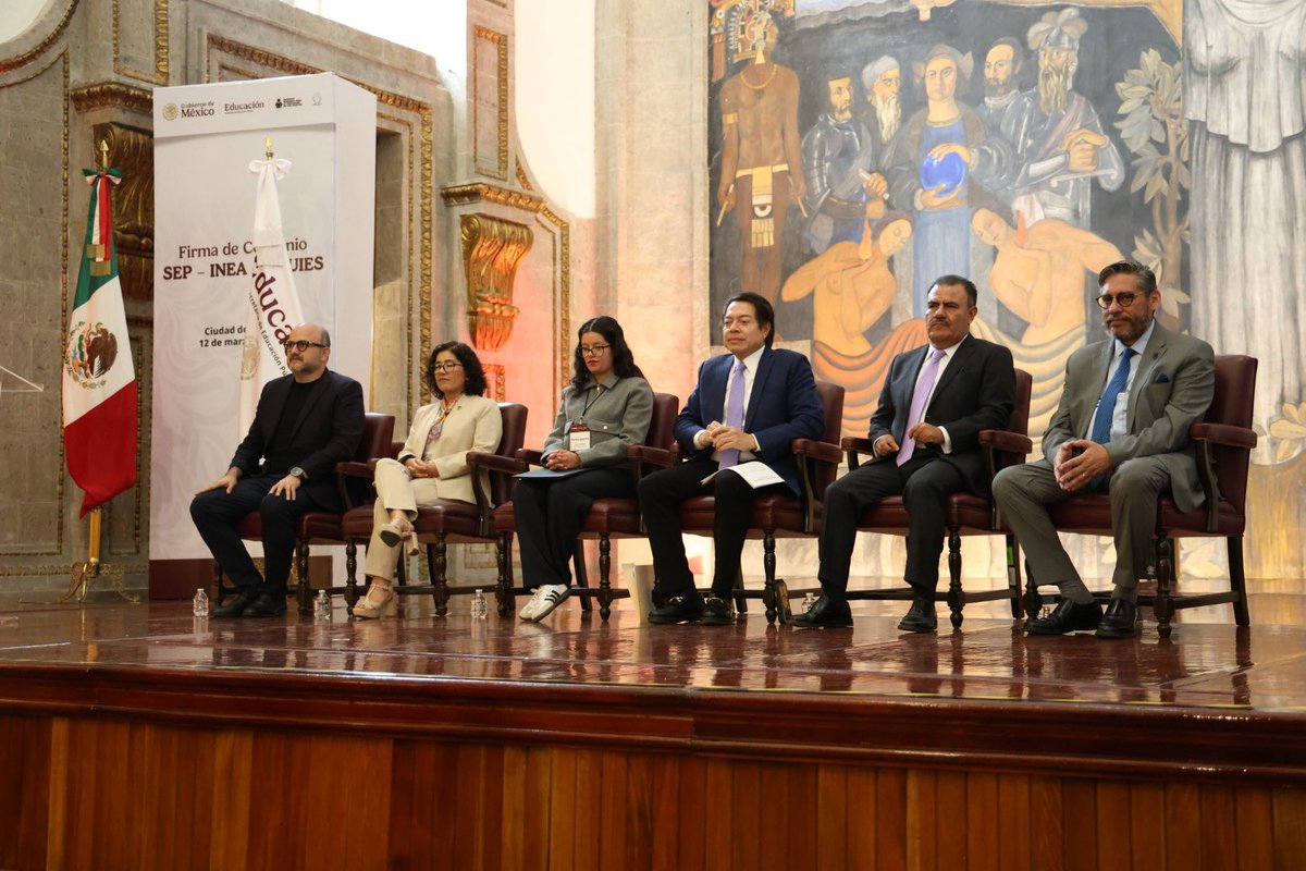 UADEOoficial's tweet photo. El Rector de la UAdeO, Dr. Pedro Flores Leal, participó en la firma de un convenio con la @SEP_mx, la @ANUIES y el @INEA para impulsar la alfabetización en México. 📚🇲🇽

Estudiantes Linces se sumarán a esta iniciativa, a través de su Servicio Social. 📖 https://t.co/o3YB7zPRfI