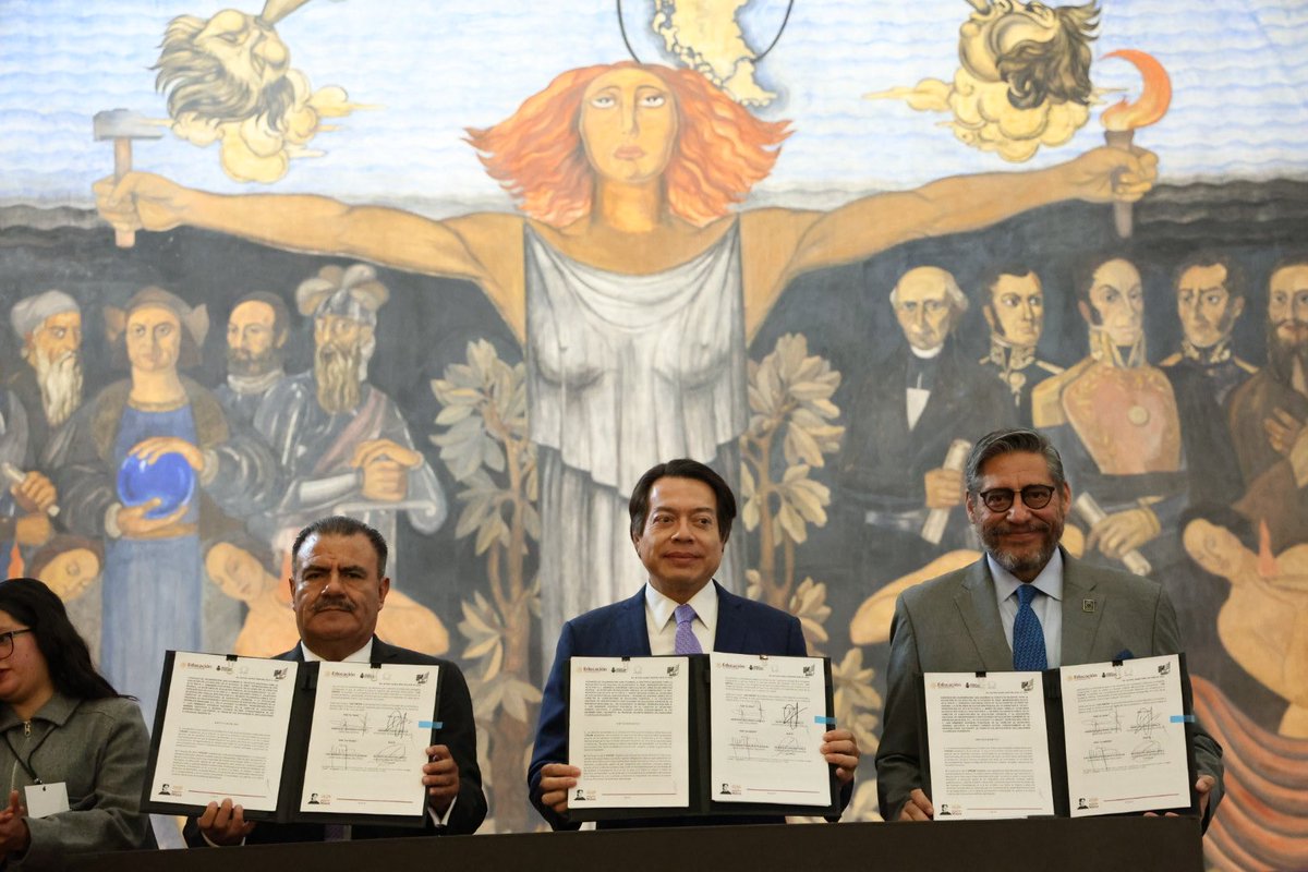 UADEOoficial's tweet photo. El Rector de la UAdeO, Dr. Pedro Flores Leal, participó en la firma de un convenio con la @SEP_mx, la @ANUIES y el @INEA para impulsar la alfabetización en México. 📚🇲🇽

Estudiantes Linces se sumarán a esta iniciativa, a través de su Servicio Social. 📖 https://t.co/o3YB7zPRfI