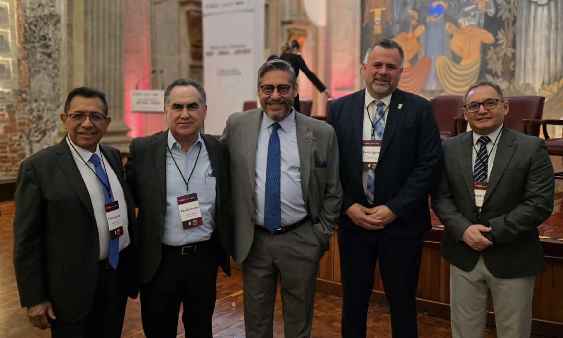 UADEOoficial's tweet photo. El Rector de la UAdeO, Dr. Pedro Flores Leal, participó en la firma de un convenio con la @SEP_mx, la @ANUIES y el @INEA para impulsar la alfabetización en México. 📚🇲🇽

Estudiantes Linces se sumarán a esta iniciativa, a través de su Servicio Social. 📖 https://t.co/o3YB7zPRfI