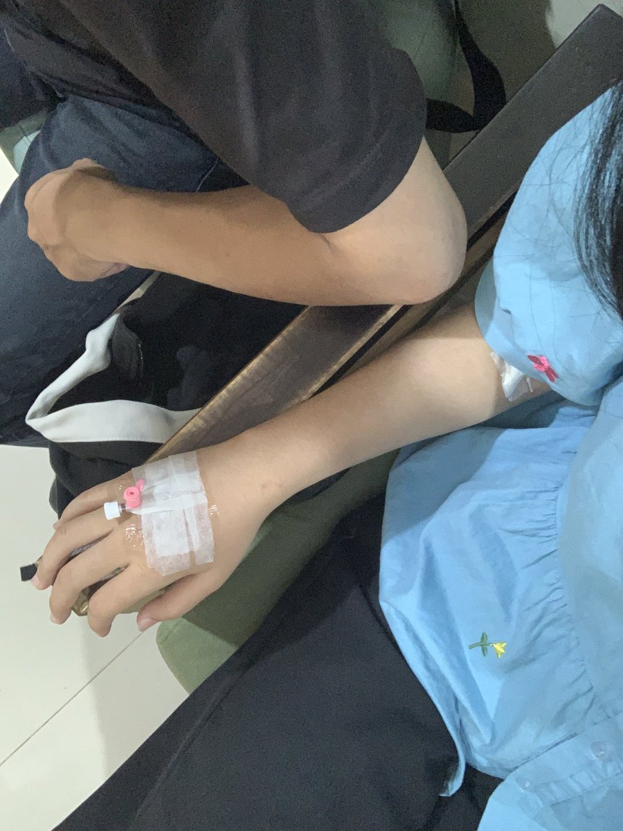 amorphhhh's tweet photo. @afrkml Usia 23thn, pertama kali di infus karna mau op kuret. Keguguran di usia 8 minggu. Dan ya, cuti kerja dulu 1,5 bulan https://t.co/IHhIl5ZSGK