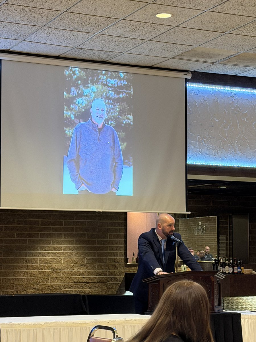 KATSLaGrange's tweet image. Our guy, Mike Conrad being recognized tonight by the Lorain County Athletic Administrators Association with their Citizenship Award. Mike was recognized for his service to the @KeystoneSchools @KLSD_Sports community. Congratulations Mike! Thank you to @CatsBoysBball for the intro