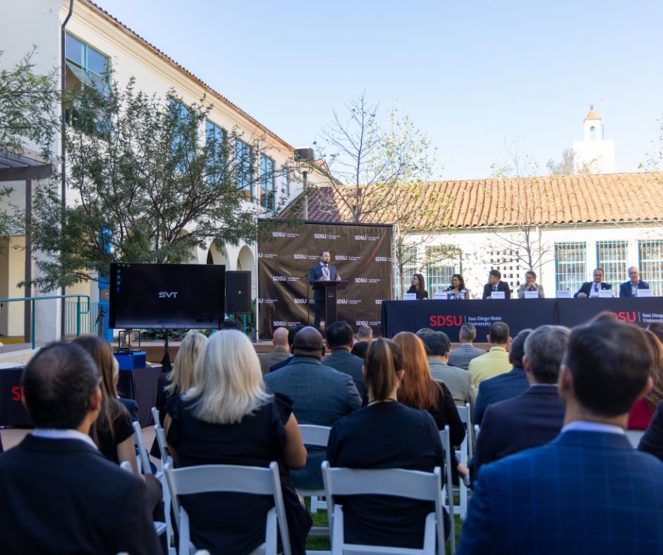 Adela de la Torre tweet media