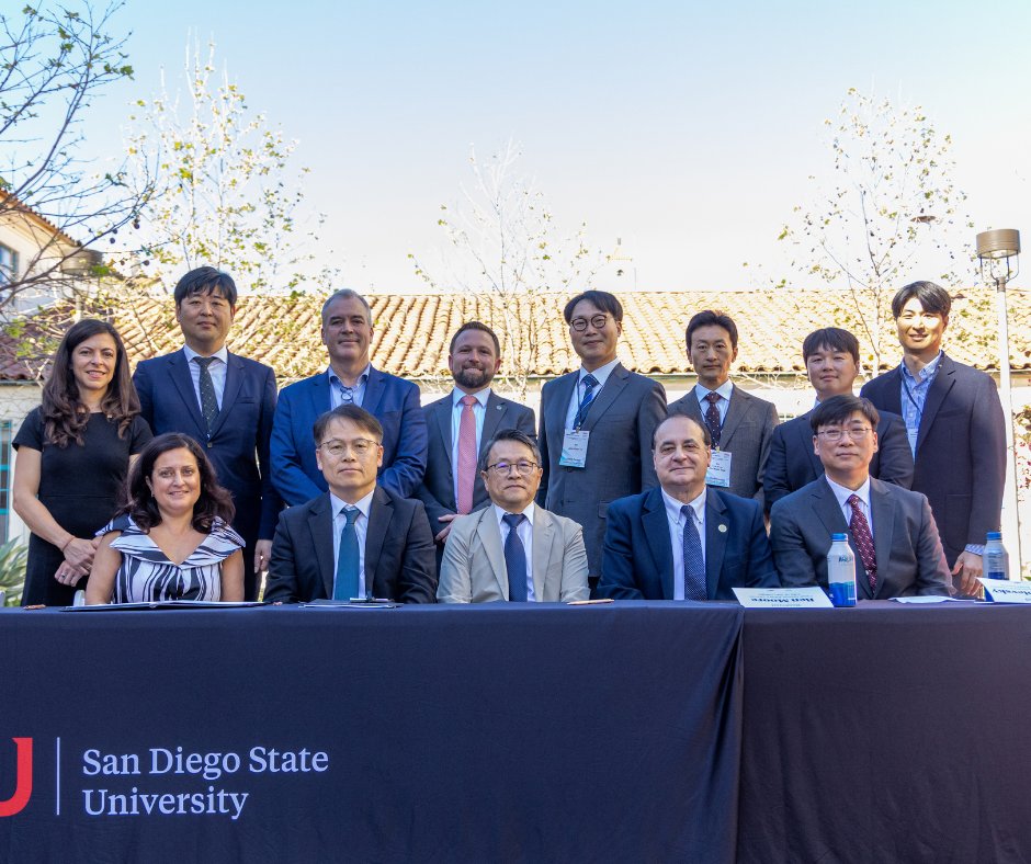 Adela de la Torre tweet media