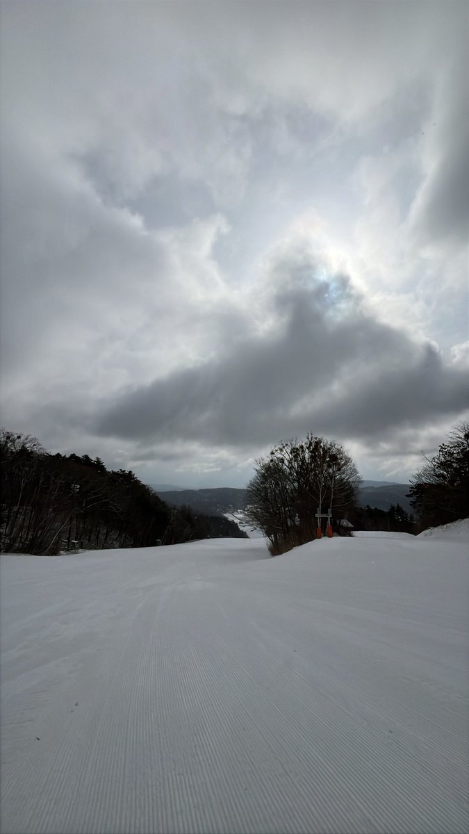 1127resort's tweet photo. 3/13
天気　曇り
気温　-3℃
積雪　50cm

バーン固めです。
ゲレンデ少雪で狭くなっているところもあります。故意に荒らすような事はおやめ下さい。
 #いいづなリゾートスキー場  #長野  #スキー  #スノボ  #ski  #snow  #WINTER https://t.co/AIJULsqsk1