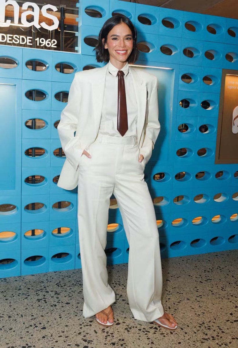 BrunaAccess's tweet photo. PERFEITA! Bruna Marquezine chega em evento da Havaianas. https://t.co/z9nRyFMLfH