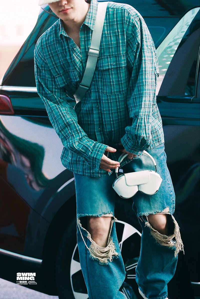 SWIMMING🦦 tweet media