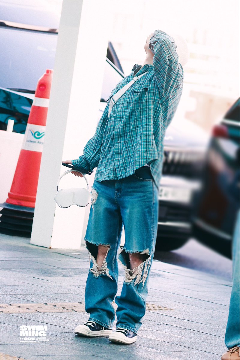 SWIMMING🦦 tweet media