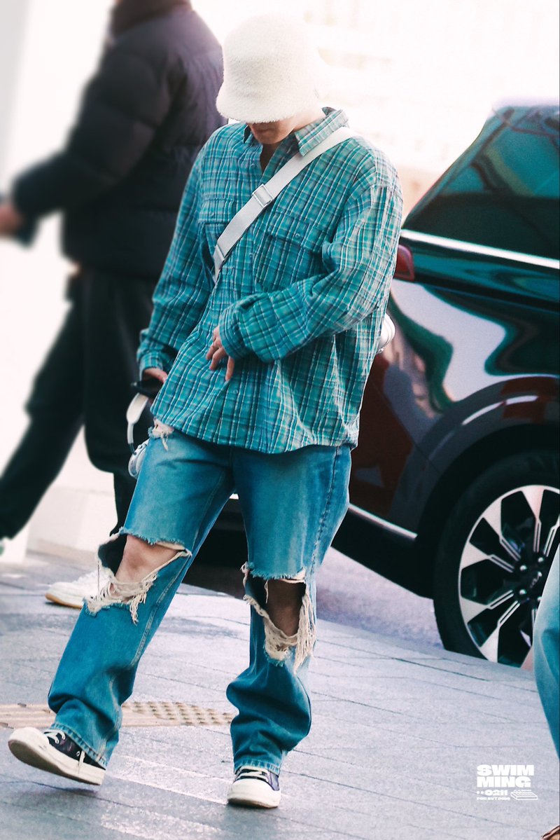 SWIMMING🦦 tweet media