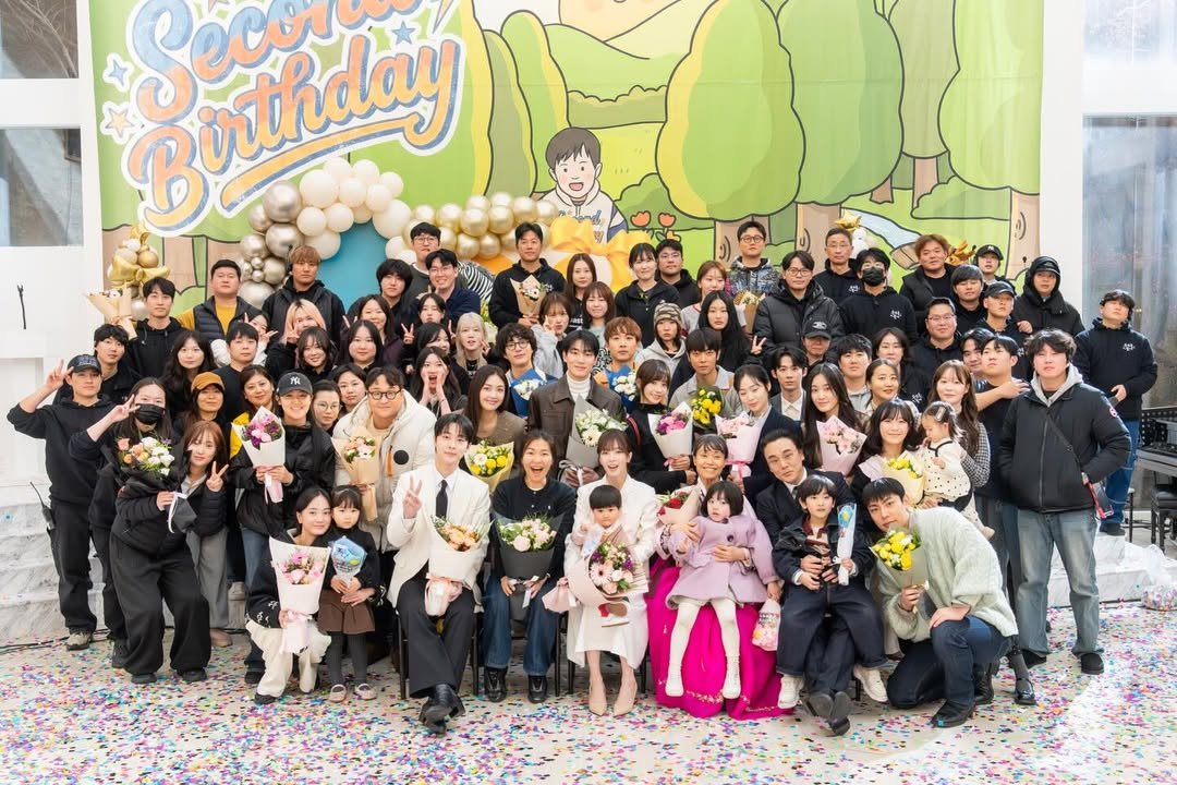 TheAnnyeongOppa's tweet image. "Our Universe" is now signing off 😭 We will surely miss all the cast, especially our little sunshine Woo Joo, Thank you for warming our hearts every episode 🫶🏻

📷:_yuho_o

#OurUniverse #BaeInHyuk #ParkSeoHam #RohJeongEui #ParkYooHo