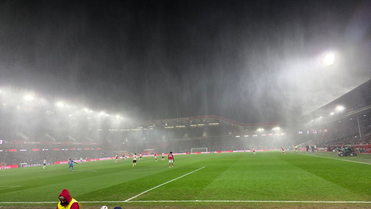 Jayskuse's tweet photo. Star of the show tonight....the weather. #NFFC https://t.co/kml3ADID3V