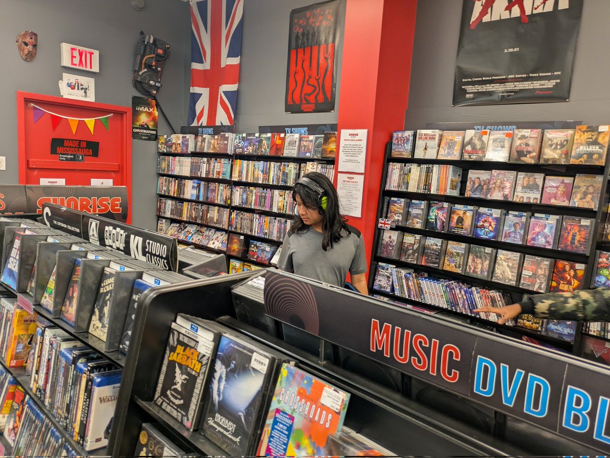 Wolf_Pack815's tweet photo. Loads of cool items of interest were discovered at Sunrise Records today! https://t.co/U5CYXgbi8B