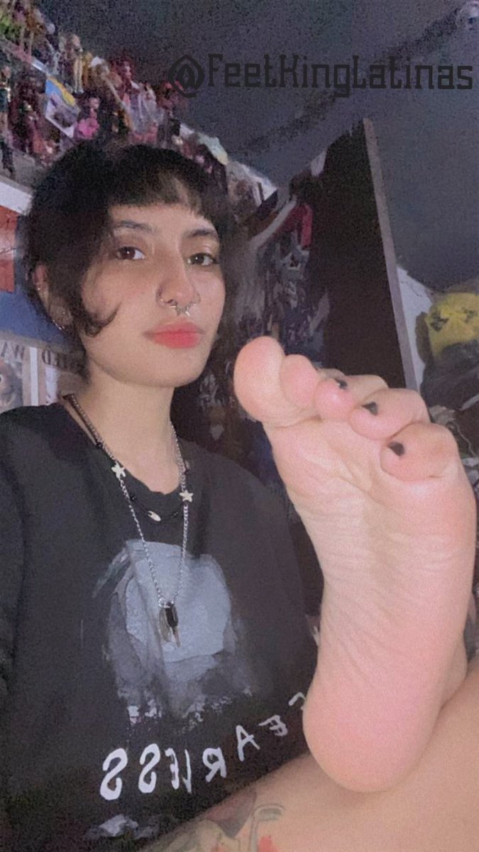 FeetKingLatinas's tweet photo. My 18yo alt friend flexing her pretty pink soles... room full of chaos, feet full of tease🥰👣
Which one gets your attention first?📷😋
#LatinaFeet #PrettyFeet #Soles #FootWorship #TeenFeet #FeetLovers #AltFeet #GothFeet https://t.co/UBrmGCxOQm