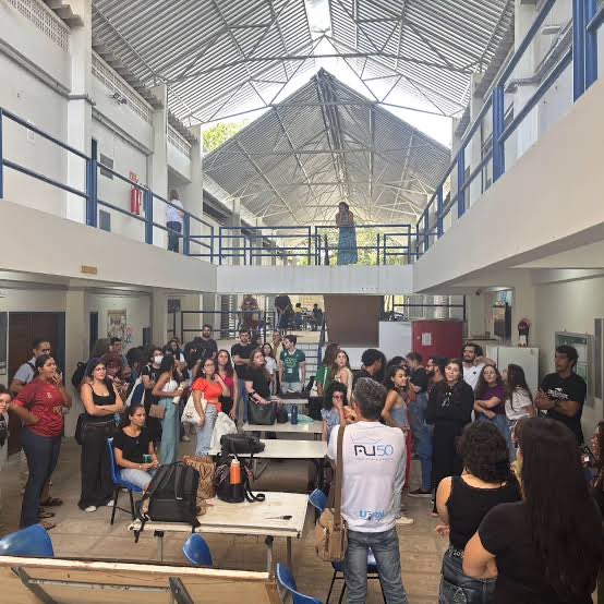 wextinto's tweet photo. eu quando estudo no galinheiro da ufrn https://t.co/a2HX6I3Vnj