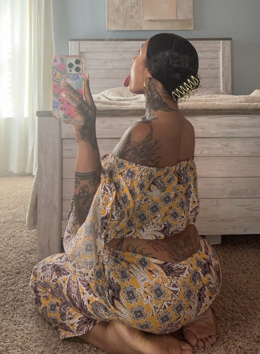 avaeveee's tweet photo. Welcome home daddy 👅👅👅👅

#tattoos #mixedgirls #onlyfans https://t.co/05v0lVWNz3
