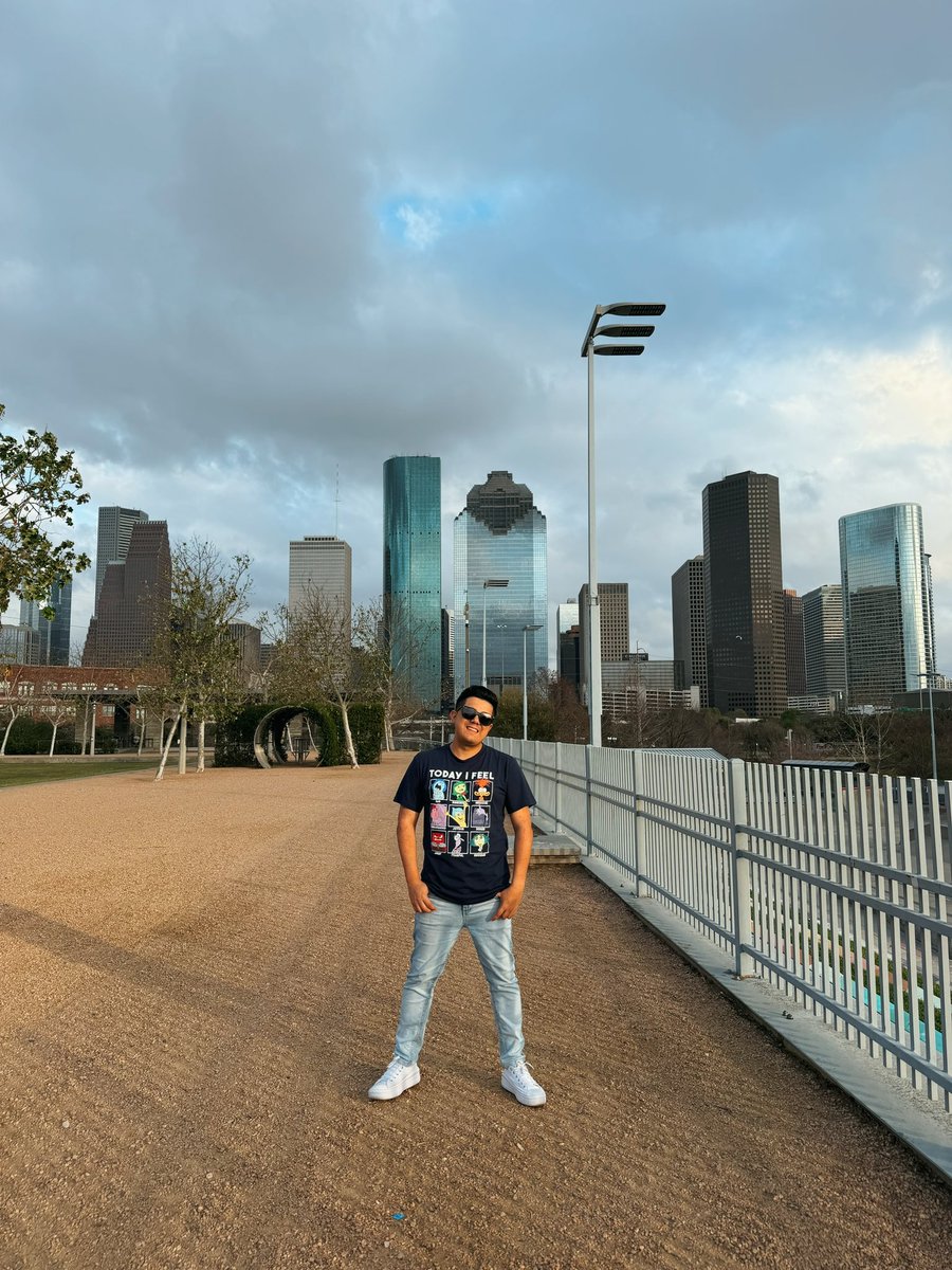 Nunca había intentado conectar con la naturaleza pero la verdad es que sí tiene algo profundamente sanador🌿 El sonido del agua calma un poco el dolor, el viento abraza la tristeza y cada respiro se siente más liviano. Ahora sí estoy listo para regresar #houston #Naturaleza