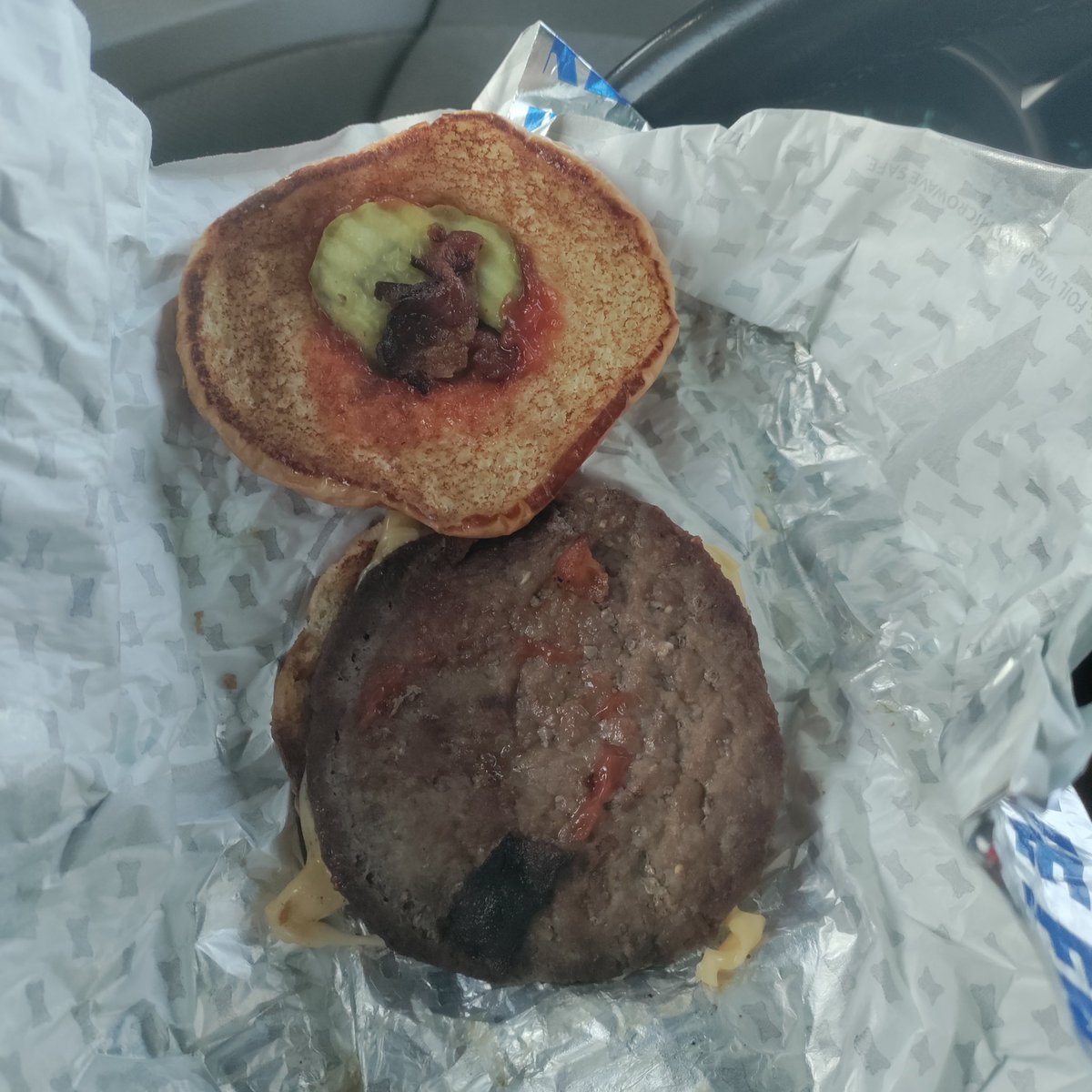 sunmourn's tweet photo. @sonicdrivein y'all really need to stop ripping people off. This can't be y'all's standard for a jr bacon cheese burger https://t.co/0sgwBbJTYd