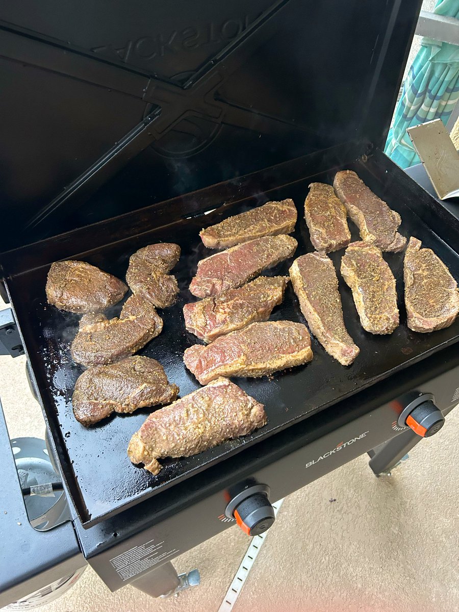 CBassett_UCF's tweet photo. Pre-Spring Break Steaks!!!
Working towards being the closest &amp; most competitive TE Room in the Country! 
Feeling very grateful for my guys! @UCF_Football https://t.co/dnx0sPiTAa