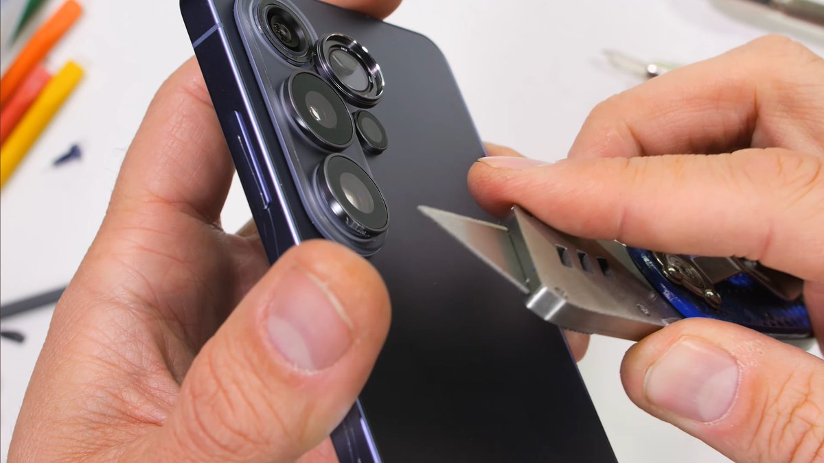 📷 من خلال مقطع <a href="/ZacksJerryRig/">JerryRigEverything</a>، تبين أن Samsung أجرت تعديلاً على تصميم الكاميرات؛ إذ استبدلت الزجاج الملوّن حول العدسات بزجاج شفاف.

كما عالجت مشكلة انفصال العدسات التي ظهرت سابقاً، وأصبحت حلقات العدسات قابلة للإزالة عمداً.

النتيجة: إذا انكسر زجاج العدسة يمكن استبداله بسهولة