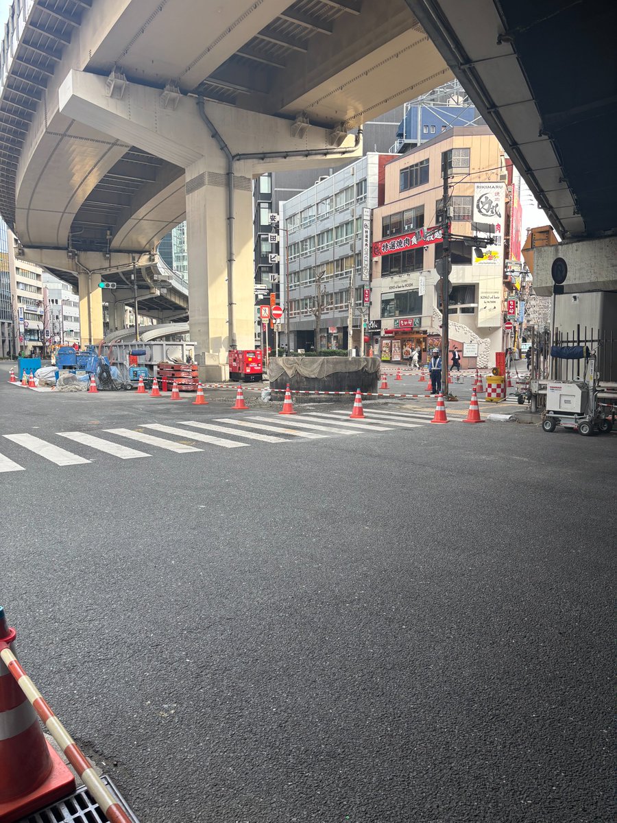 おはようございます、きんようび！
大阪はくもり☁️

先日からニュースになっている梅田の巨大管をパシャリ📷すごい、本当に出てる
ちなみに道路が封鎖の影響で、近辺の道は🚗すごい混んでました！💦

本日もよろしくお願い致します
#企業公式が毎朝地元の天気を言い合う
#企業公式が朝の挨拶を言い合う