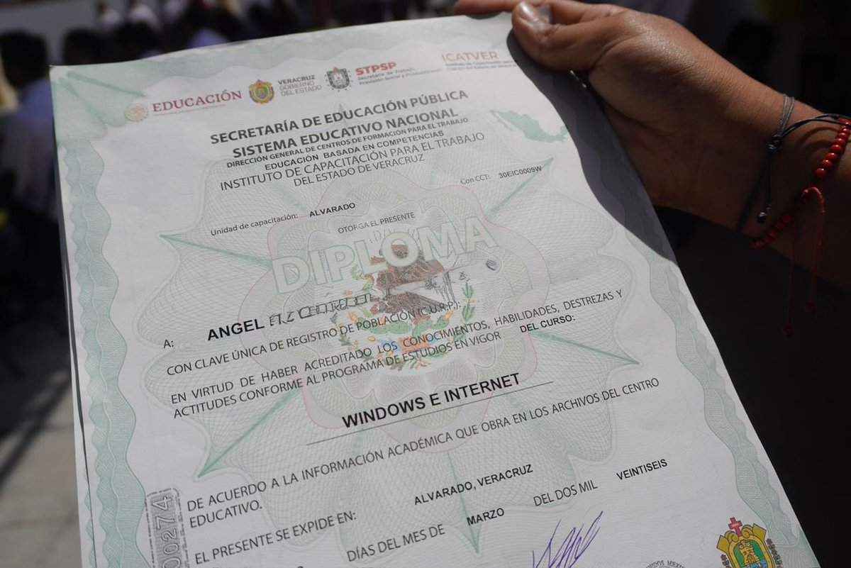 Realizamos la entrega de diplomas del ICATVER a alumnas y alumnos del TEBAEV de Antón Lizardo, quienes concluyeron su capacitación en habilidades digitales 💻.

Estos cursos fortalecen su formación y amplían sus oportunidades en el ámbito académico y laboral.

#PorAmorAVeracruz