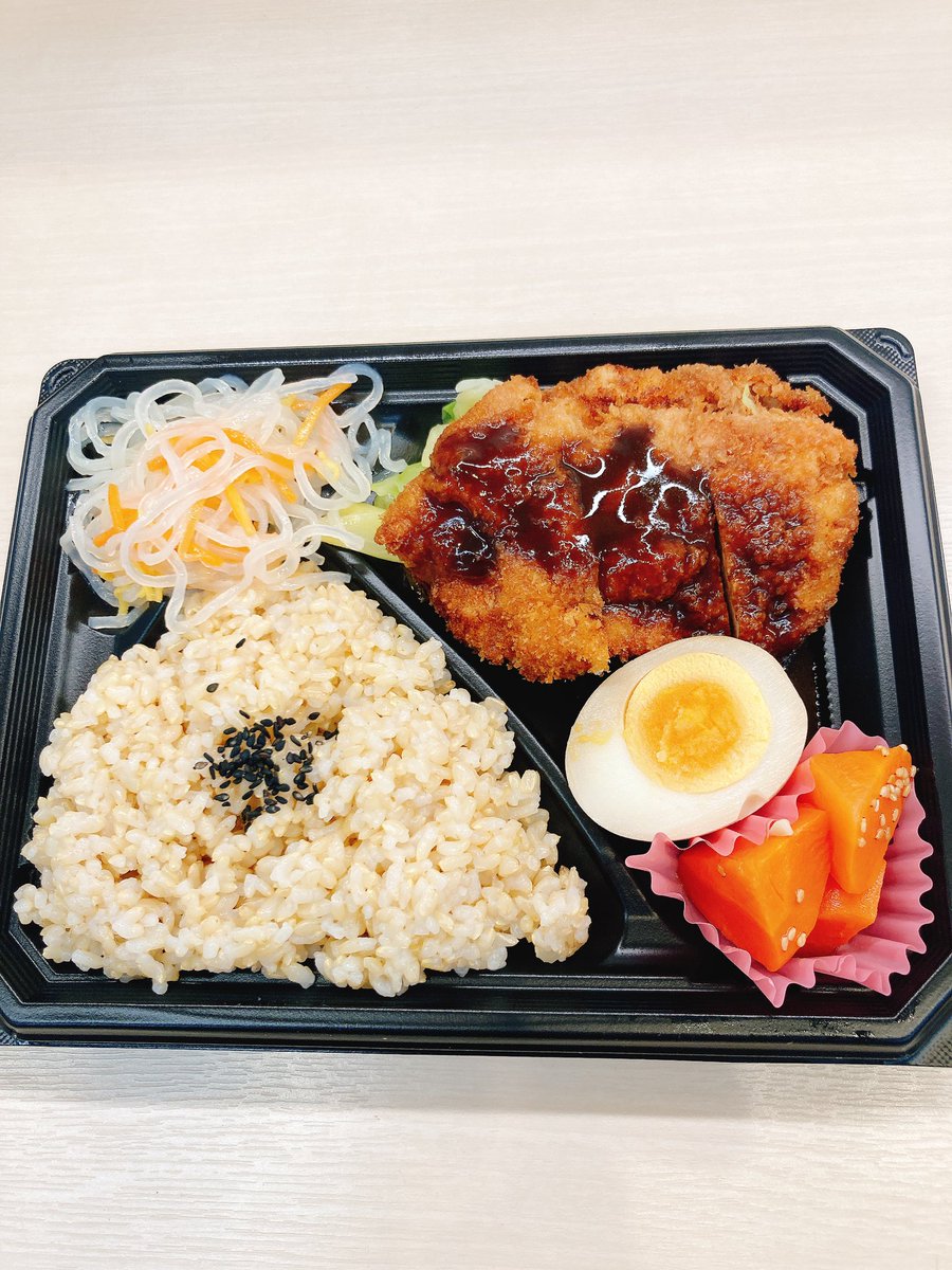 corchalotemachi's tweet photo. おはようございます☀櫻の開花予報も聞かれる様になりました🌸
🍱ソースチキンカツ　オリジナルソースが美味しいロングセラーメニューです❗️
🍱鮭の味噌マヨと唐揚げ　数量限定
🍱お結び弁当梅(黒米)枝豆とじゃこ(玄米)
🍱腸レボリューション　元気になりたくてとお買い上げ下さる方も💁‍♀️ https://t.co/99yq8AqTMi