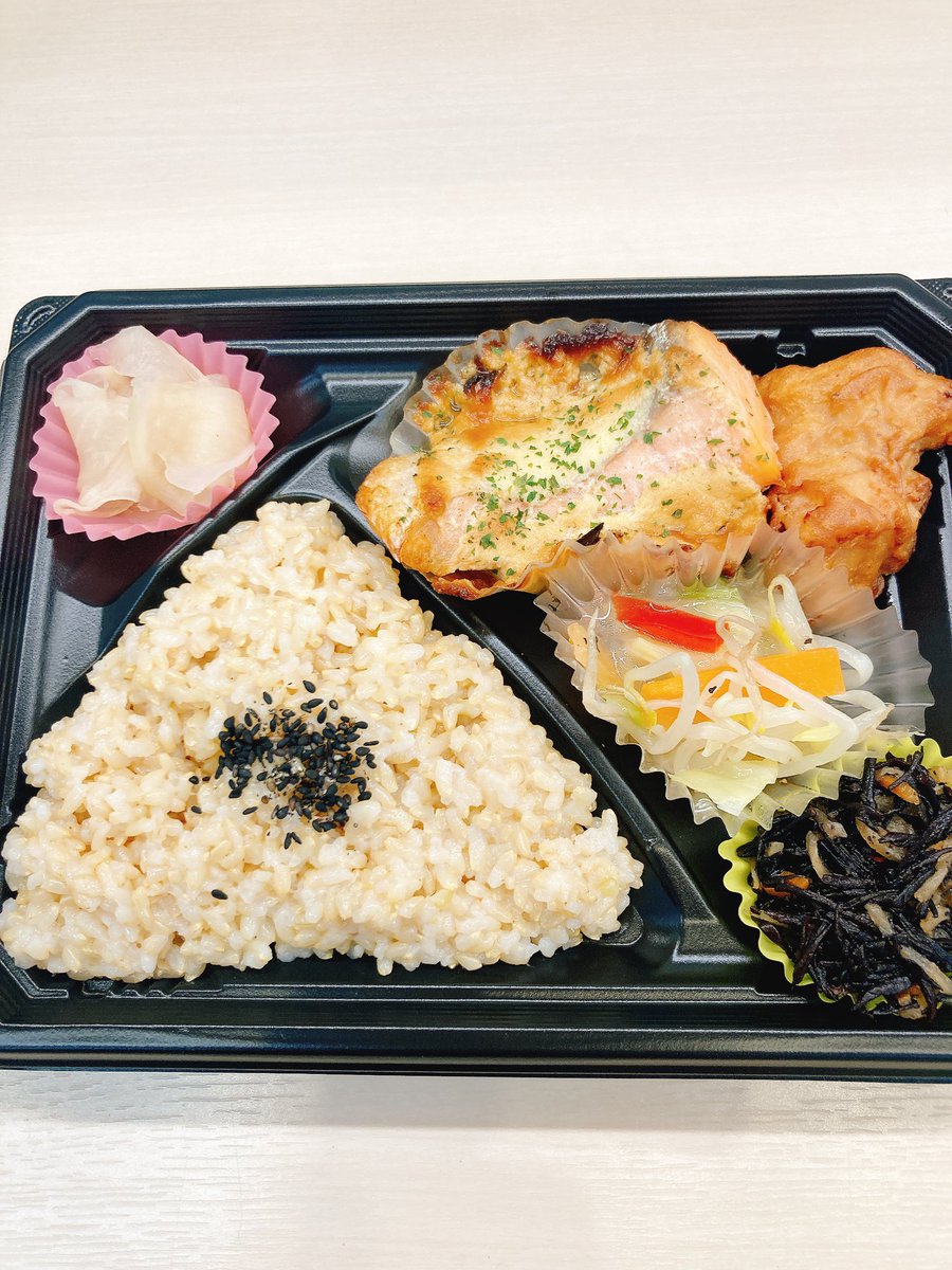 corchalotemachi's tweet photo. おはようございます☀櫻の開花予報も聞かれる様になりました🌸
🍱ソースチキンカツ　オリジナルソースが美味しいロングセラーメニューです❗️
🍱鮭の味噌マヨと唐揚げ　数量限定
🍱お結び弁当梅(黒米)枝豆とじゃこ(玄米)
🍱腸レボリューション　元気になりたくてとお買い上げ下さる方も💁‍♀️ https://t.co/99yq8AqTMi