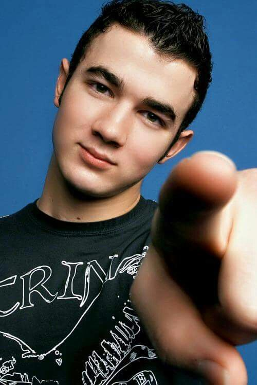 kevin jonas apontando pra quem vai cantar changing mais alto em maio