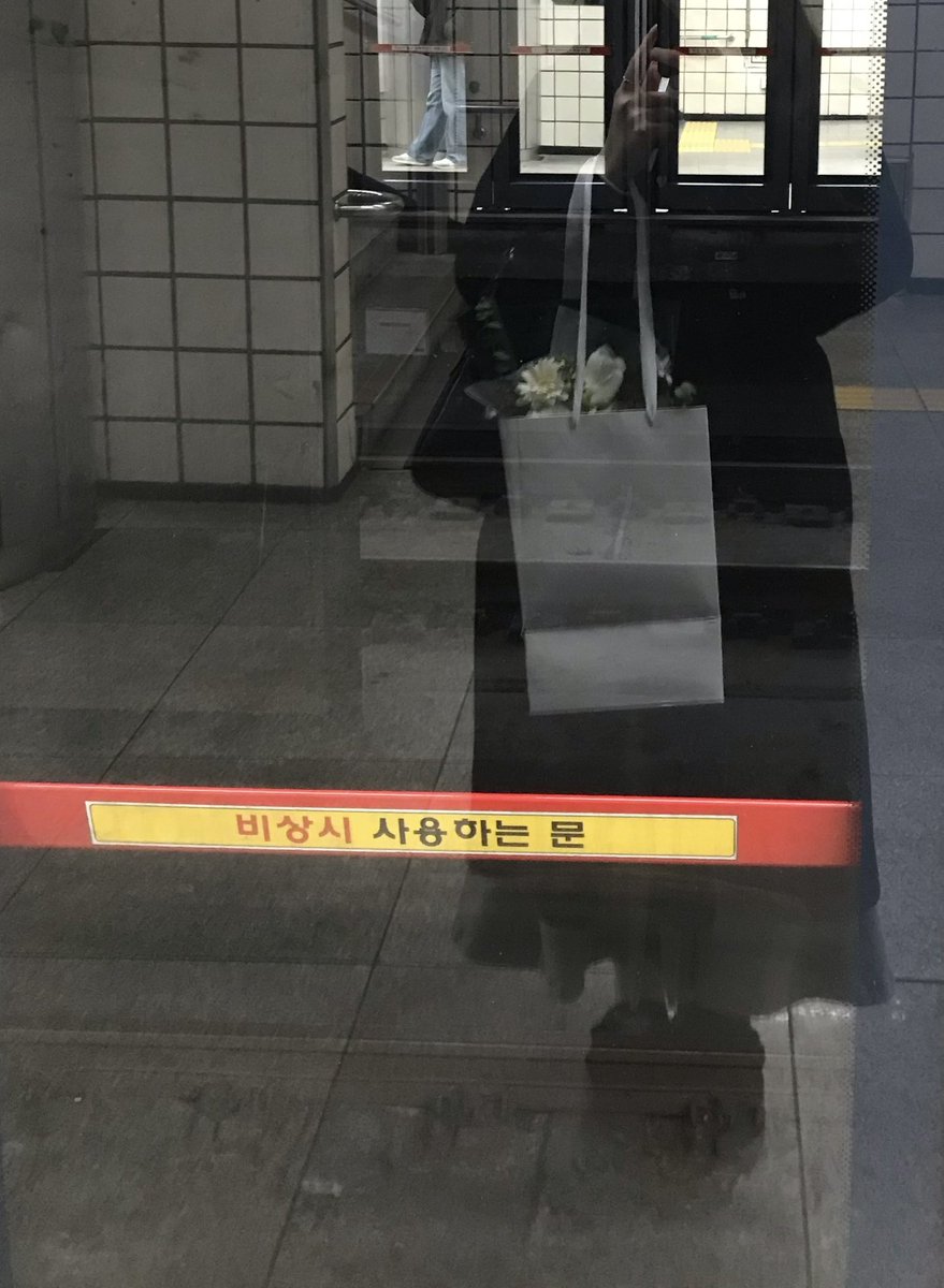 hhhhhchae's tweet photo. 꽃 선물이라는거 정말 아름다운듯 https://t.co/aUqFpaUClw