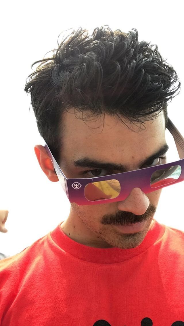 dona e proprietária na empresa obcecadas por joe jonas de bigode