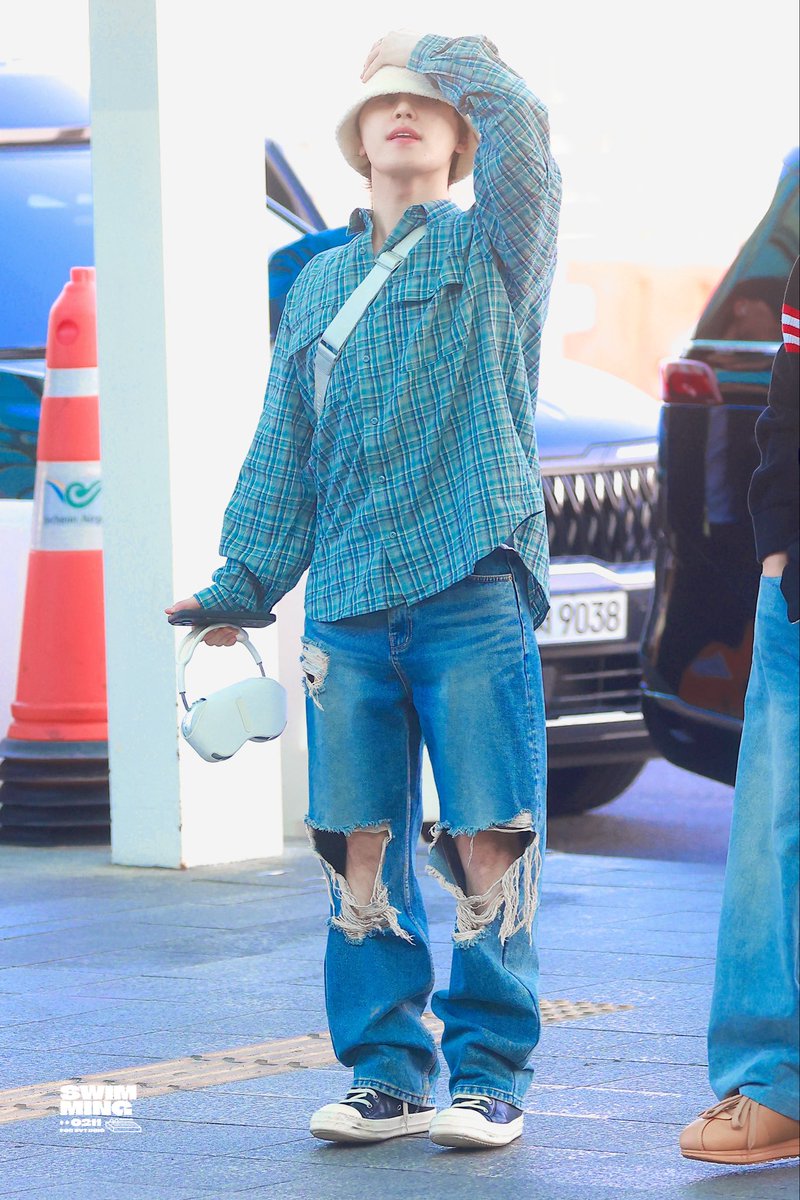 SWIMMING🦦 tweet media