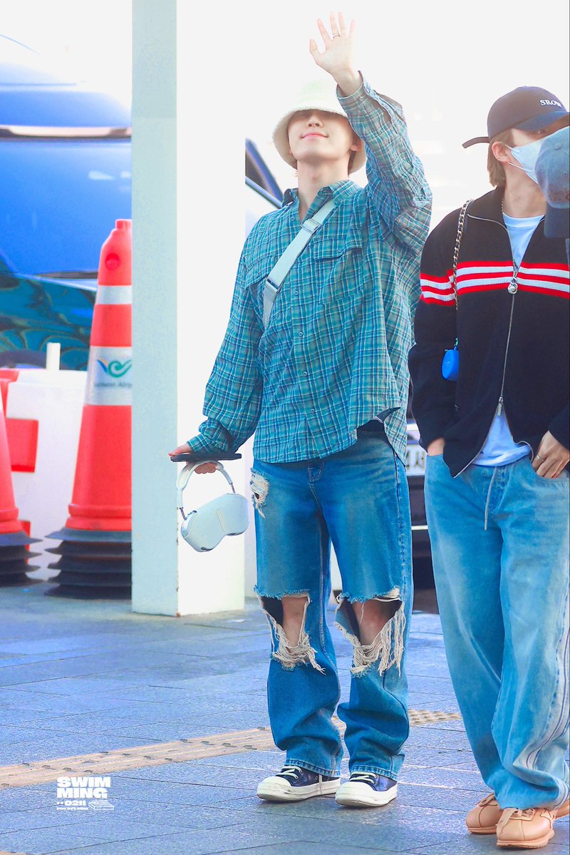 SWIMMING🦦 tweet media