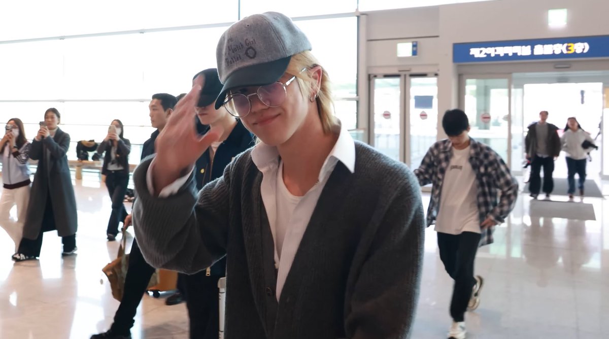 safe skies, seventeen! ✈️🤍