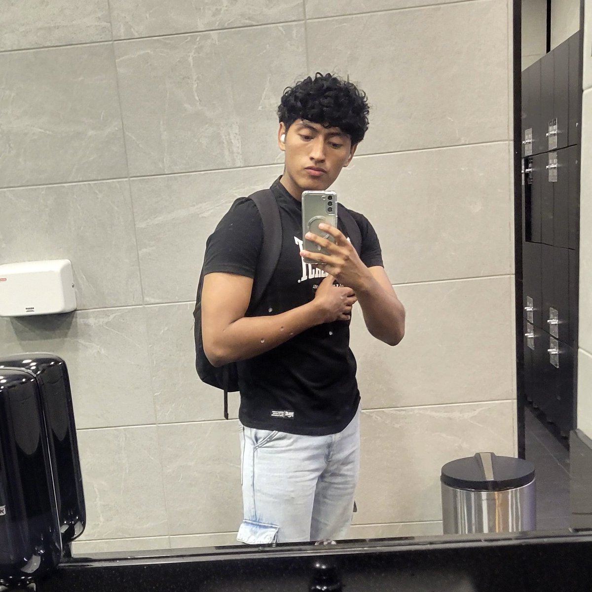rodriwins17's tweet photo. getting bigger 🎧💪🏻 #firstpicoftheyear #gym #gymboy #GymMotivation https://t.co/hdDJnVlNCX