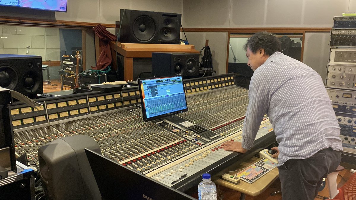 shirop85's tweet photo. そう！大人の余裕！！笑

そしてそしてレコーディングをしてもらったのはサードウェイブ、ハマデンさん！！

これまたタイムスリップしたかのよう！全くあの頃のよう！😆
ですが進化する確かな技術と的確なアドバイス、やっぱり敵わないなぁ〜と。感謝感謝！！🙏🙏 https://t.co/ZSkLwS1jg4