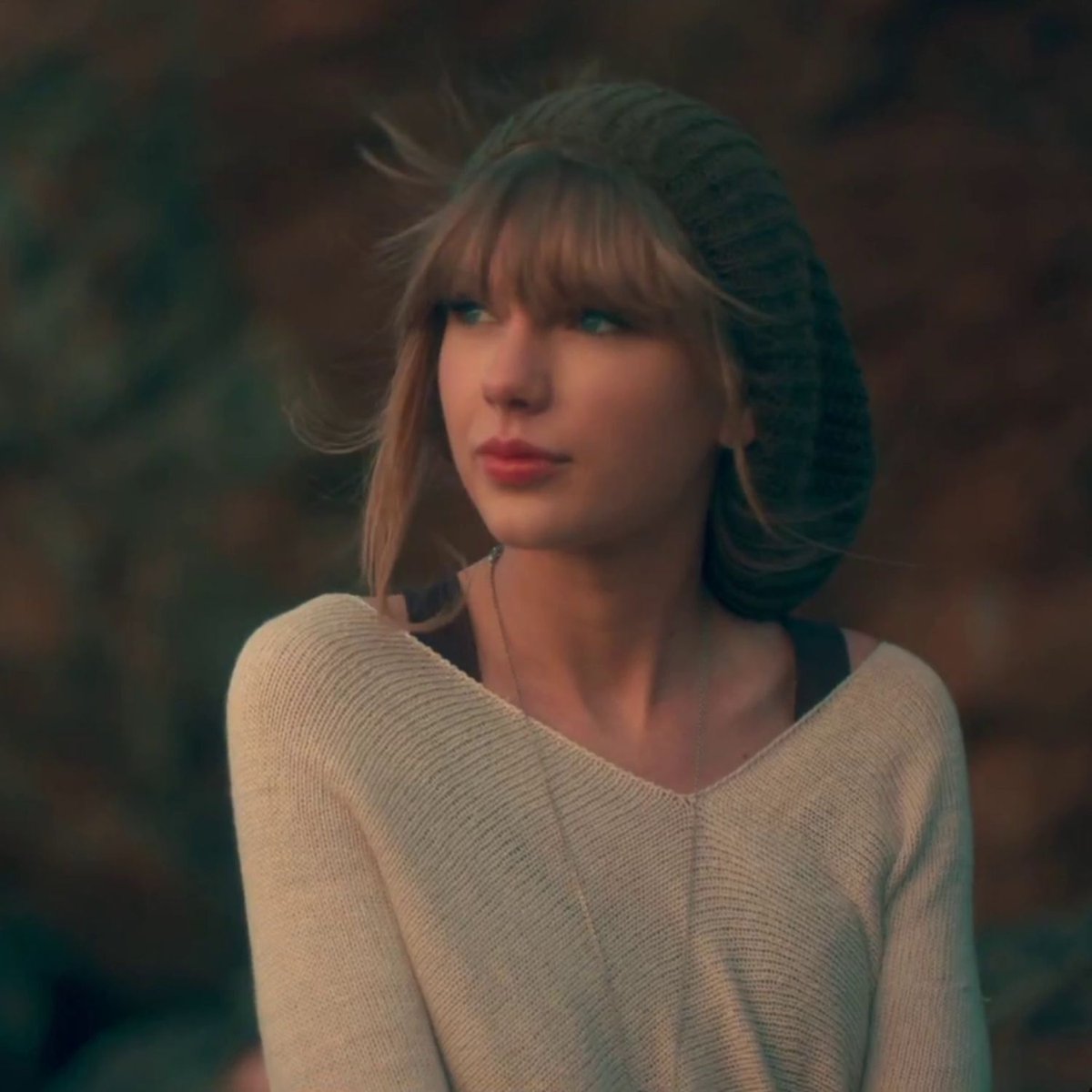 TheSwiftSociety's tweet photo. Throw🔙| 13 years ago today, Taylor Swift released the "22" music video. https://t.co/GIB5sK8N8I