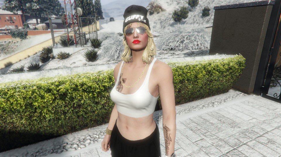 Holly Hart tweet media