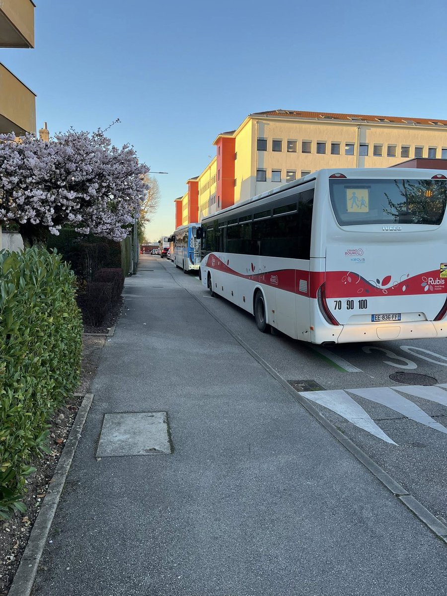 FlorentPoncet's tweet photo. Scènes traditionnelles à #bourgenbresse 

Ces embouteillages et cette pollution sont généreusement offerts par le Maire  et ses amis écolos, tous les soirs de semaine. 
Ils oublient que dans le quartier des lycées, il n'y a pas que des burgiens avec des vélos.
#bourgambition https://t.co/1BnDzKnFW9