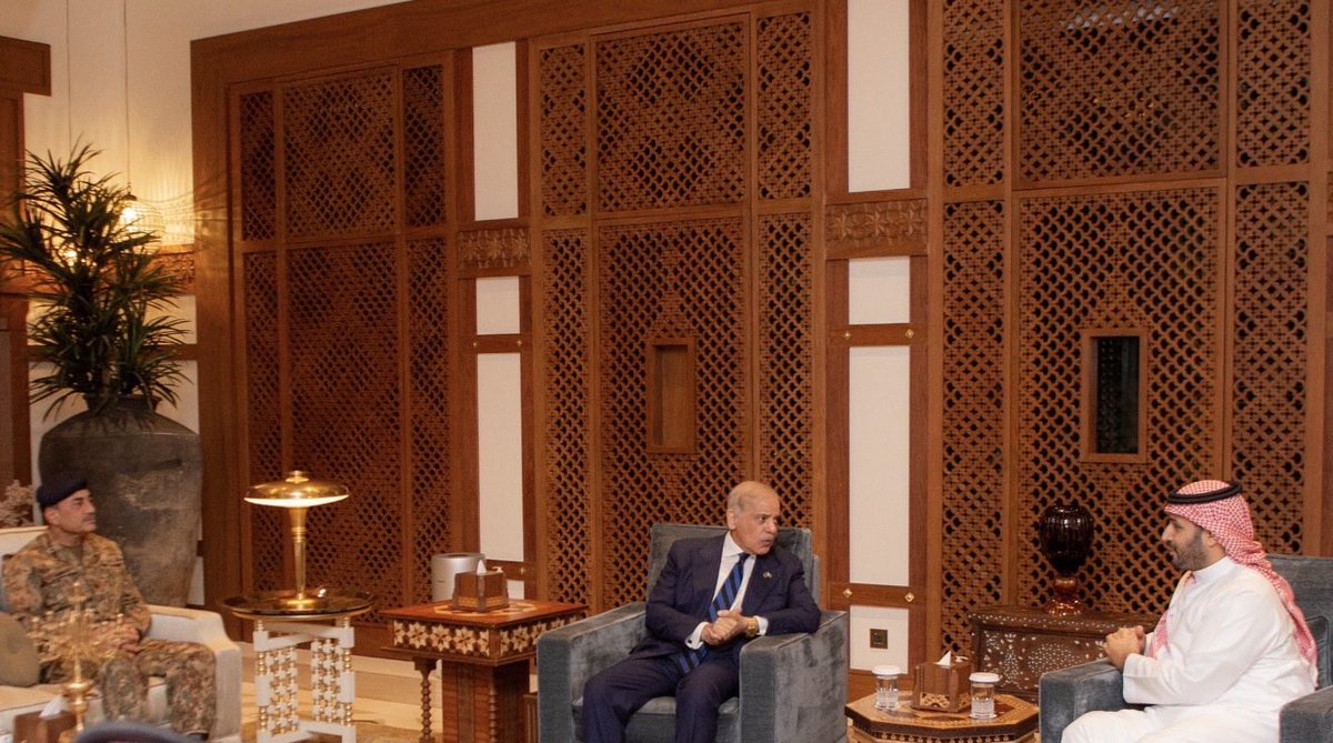 itskhurramabbas's tweet photo. A picture worth thousands of words which depicts the situation and Pakistan’s policy.
CDF FM Asim Munir is in operational/field uniform.
#Irán #SaudiArabia #SMDA #Pakistan https://t.co/uzjuXcCAbb