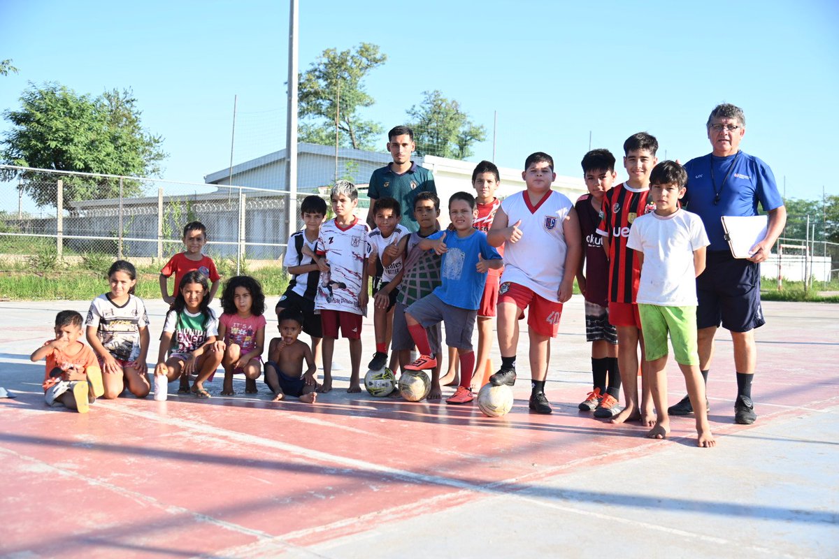 sndpy's tweet image. #EscuelasDeportivasSND🤲🏼▪️San Francisco deportivo🥋⚽️🤸🏻‍♀️♟️

#Karate🥋 #Gimnasia🤸🏻‍♀️ #Ajedrez♟️y #Futbol⚽️ se unen para formar futuros campeones💪🏼🔝🥳

La práctica del deporte sigue beneficiando a las familias del Barrio san Francisco desde hace 5 años🤩👍🏼✨️

#ElDeporteNosUne🤝🏻