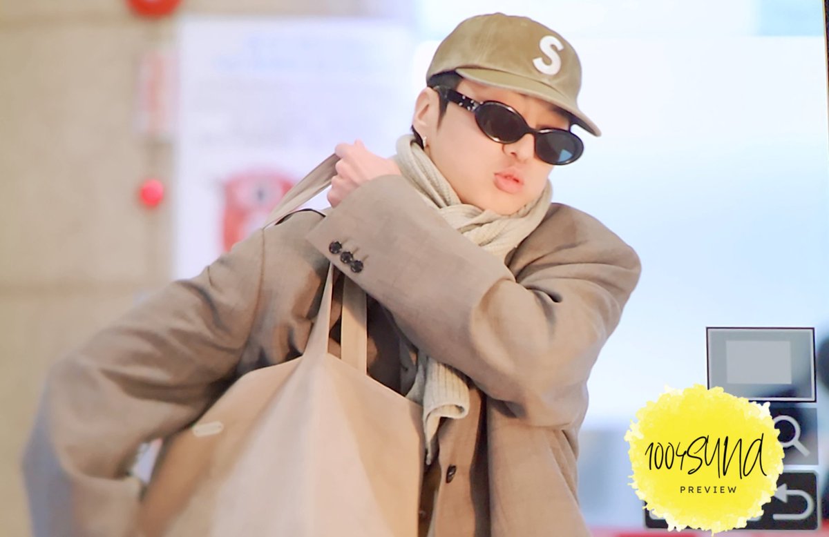 1004syna's tweet photo. 260313
가방 무거워 낑낑 강승윤 너무  귀여워
😭😭😭
낼 오사카 공연에서 만나 👋 
#위너 #강승윤 #seungyoon #WINNER @official_yoon_ https://t.co/1ycFqMW9N7