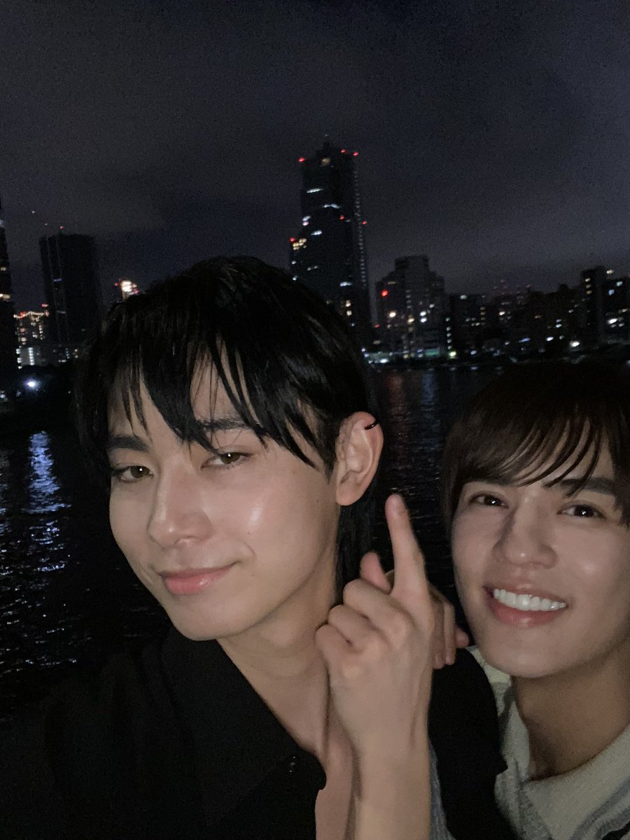 🧢監督メモ🧢
9話ありがとうございました！脚本ではイヤーカフをプレゼントして終わりでしたが、演出で間宮に着けてあげるところまでやりました。その後に2人の自撮り！（お芝居中に豊田君が実際に撮ったもの！）ブレててもこの〝生〟感を優先した、愛溢れるシーンでしたー #豊田裕大 #奥野壮