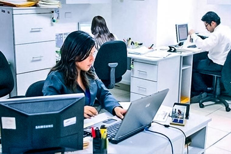 DiarioElPeruano's tweet photo. El Pleno del Congreso aprobó, en segunda votación y por mayoría, el dictamen que propone extender el derecho a las gratificaciones por Fiestas Patrias y Navidad a los trabajadores comprendidos en el régimen Contratación Administrativa de Servicios (CAS).
➡️https://t.co/9a1CF513i4 https://t.co/NKDkwEiNgH