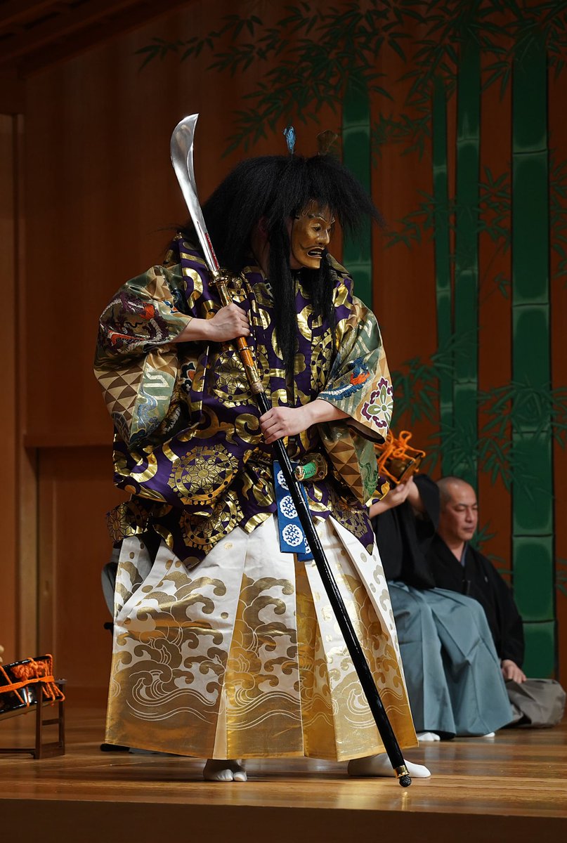 観世能楽堂で慶應湘南藤沢中・高等部の能楽鑑賞会でした。

中森貫太長男 健之介(慶應SFC卒)がシテ、貫太次男の長男が義経で「船弁慶」を上演しました。

正面と脇正面側にスクリーンを設置し、字幕を表示しての公演します。生徒と保護者の皆様もとても熱心に鑑賞して下さいました。