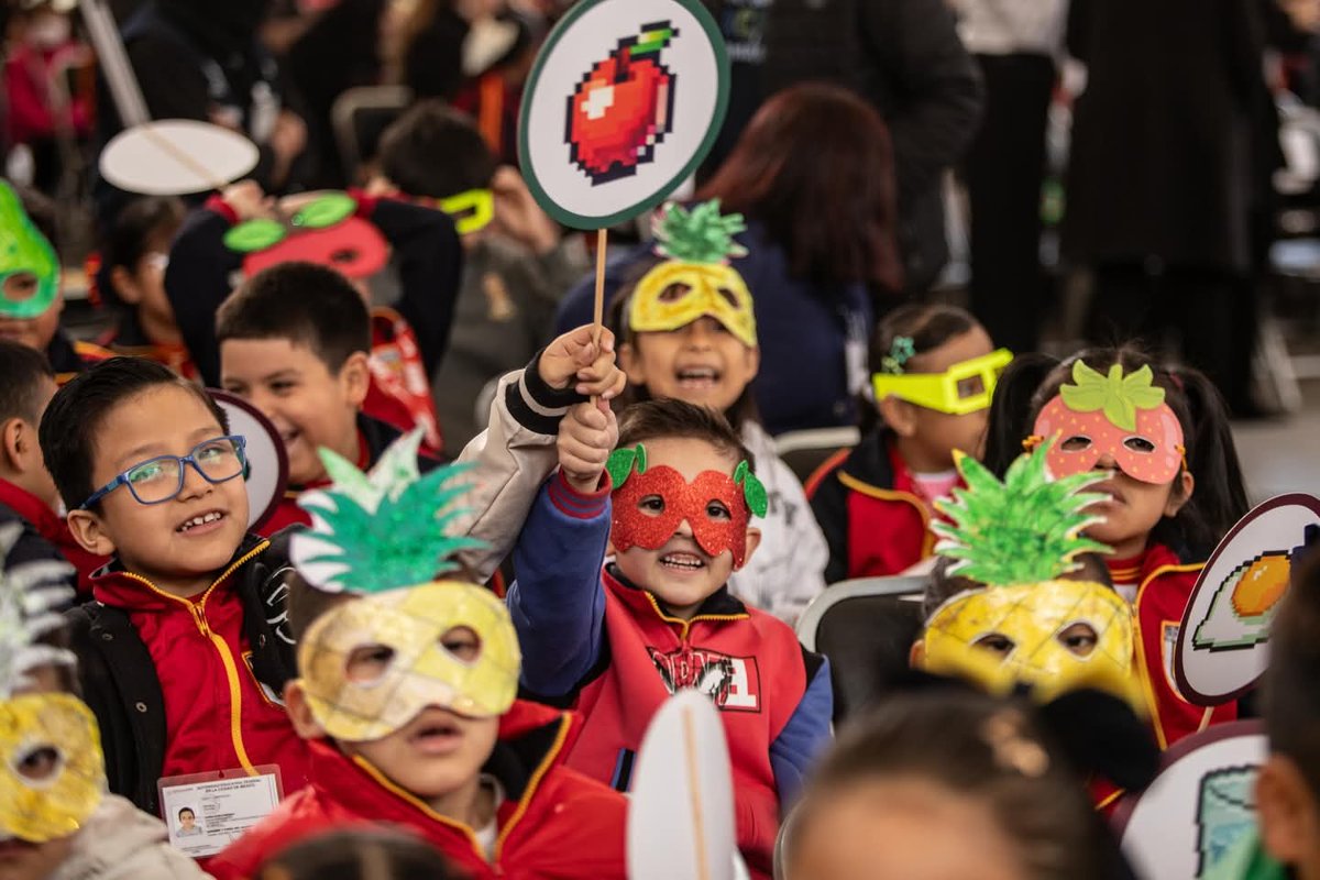 mario_delgado's tweet photo. Celebramos el primer aniversario de la Estrategia Nacional #ViveSaludableViveFeliz. Una iniciativa que cumple con uno de los 100 compromisos de nuestra presidenta @Claudiashein: convertir las escuelas públicas en espacios de prevención y promoción de la salud.

Especialistas han realizado una intervención sin precedentes en materia de salud en 76 mil escuelas primarias públicas del país. Se han valorado en peso, talla, salud visual y bucal a más de 9.1 millones de alumnas y alumnos, quienes ya cuentan con su Expediente de Salud Escolar para el seguimiento oportuno y la optimización de la atención.

Vamos por #EscuelasSaludables para que todas las niñas, niños, adolescentes y jóvenes crezcan plenamente y felices para cumplir sus sueños. 

#ViveSaludableViveFeliz #VidaSaludable